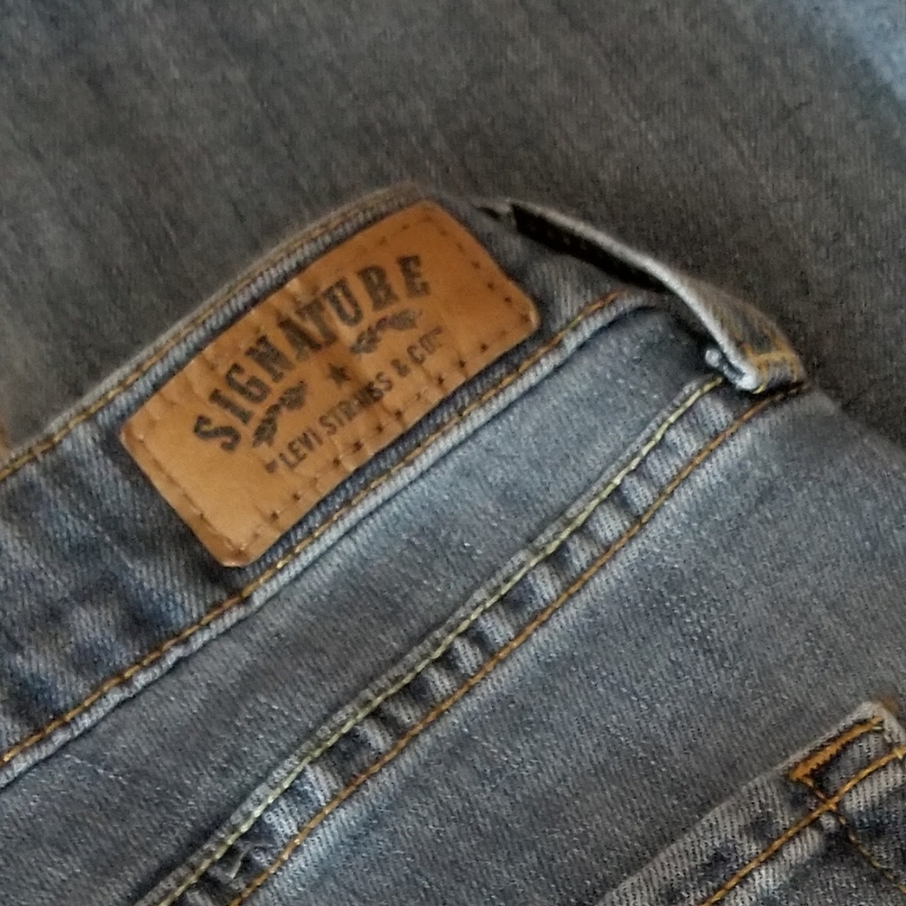 Levi's Signature Jeans with distressed places